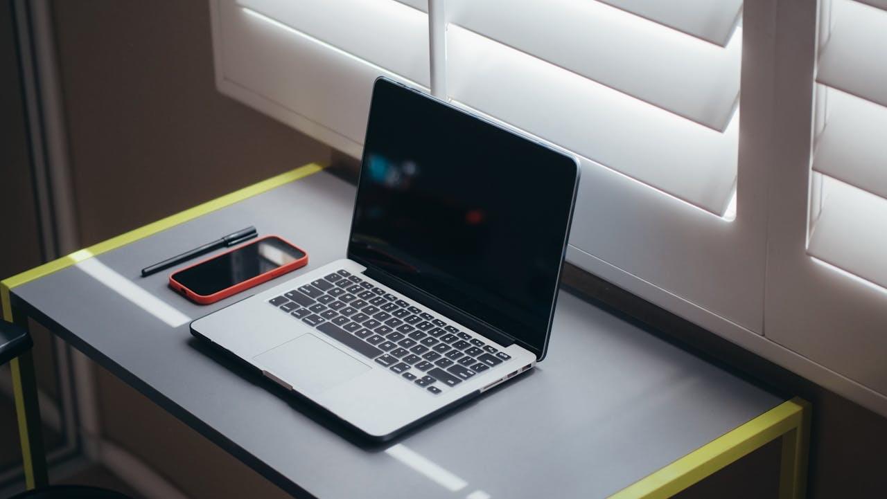 Аккуратное рабочее место с ноутбуком